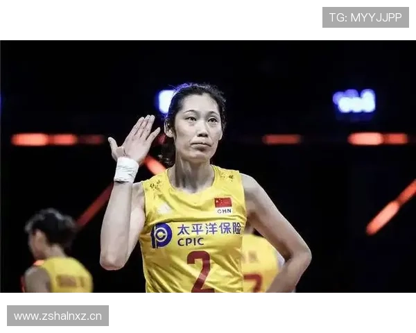 朱婷训练间隙偷偷刷剧？这画风和赛场上差太多了吧！