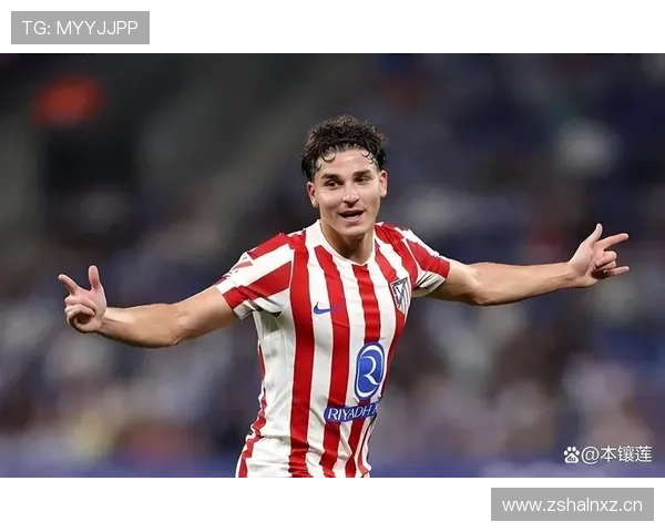 阿尔瓦雷斯这生活真不像打球的，上场穿国旗睡觉像明星贵族一样