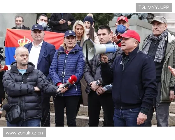德约球场上拼命，机场却拎着小白鞋逛街，这差距有点让人服气